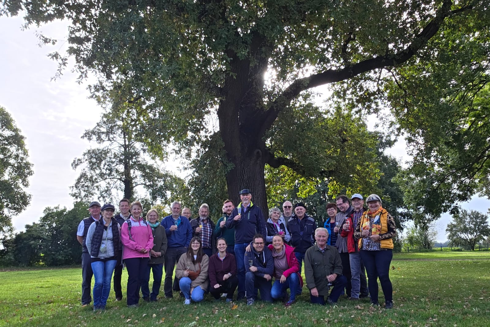 Die Wandergruppe kurz vor dem Start unter der Eiche